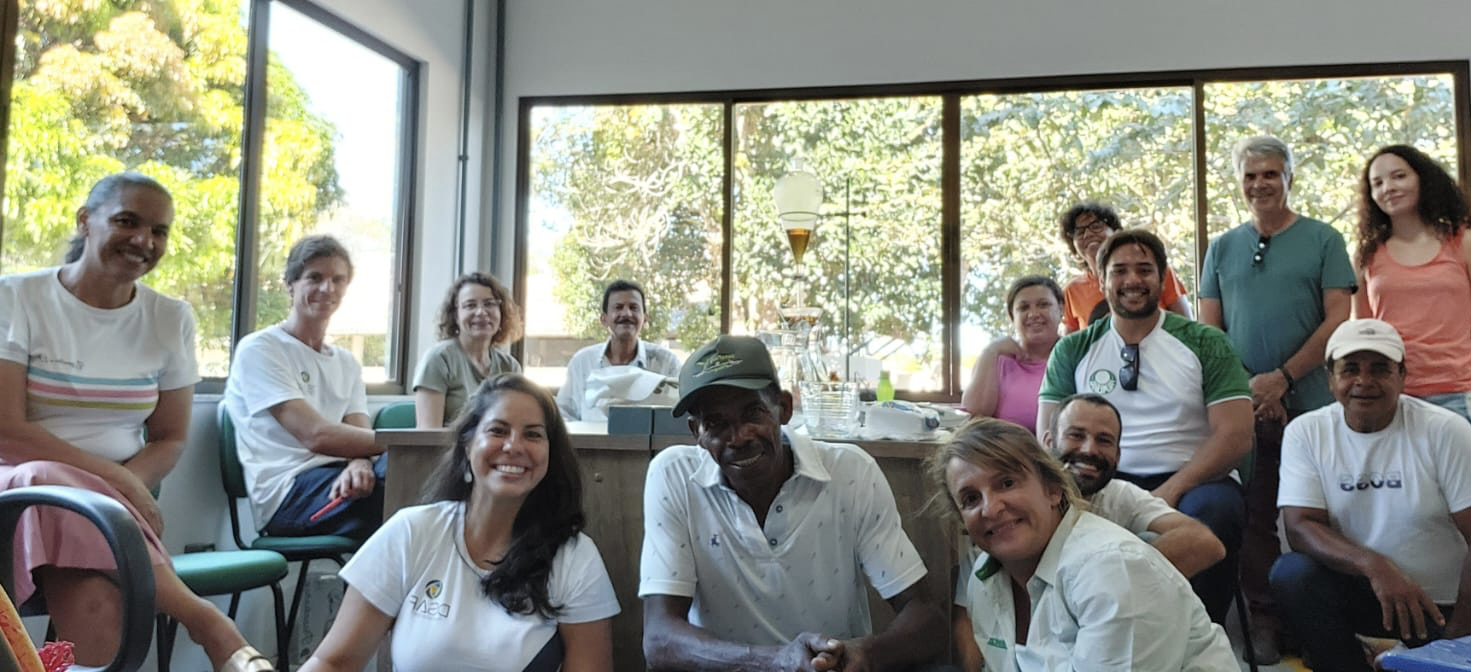Equipe do Núcleo de Estudos em Agroecologia Pau Brasil recebendo os agricultores da Associação Agrícola Comuniária Miramar no Campus Sosígenes Costa