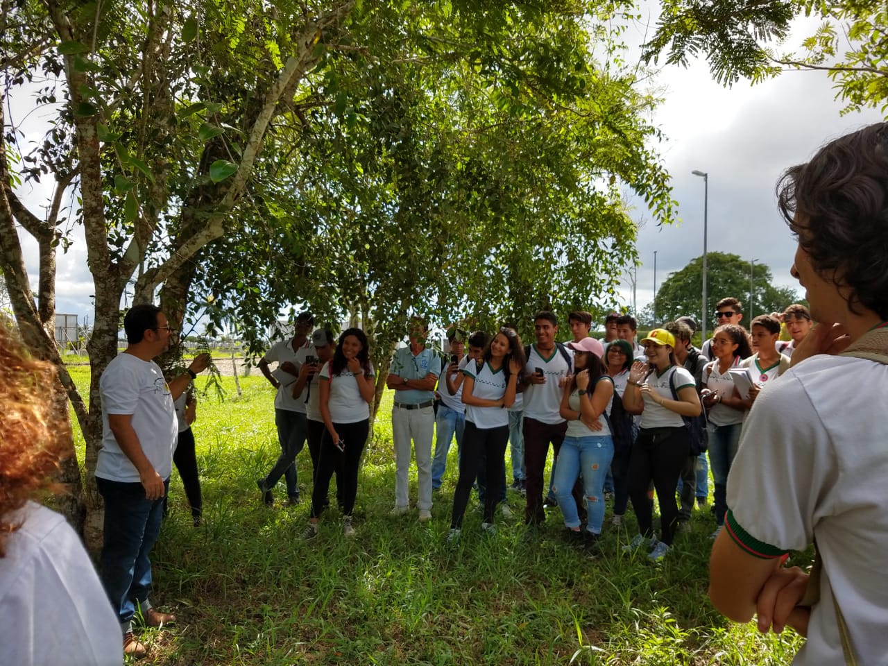 O professor Jorge Costa e a equipe do Jardim Botânico FLORAS conversando com os estudantes do IFBA na recepção da visita. Foto da profa. Olívia Duarte