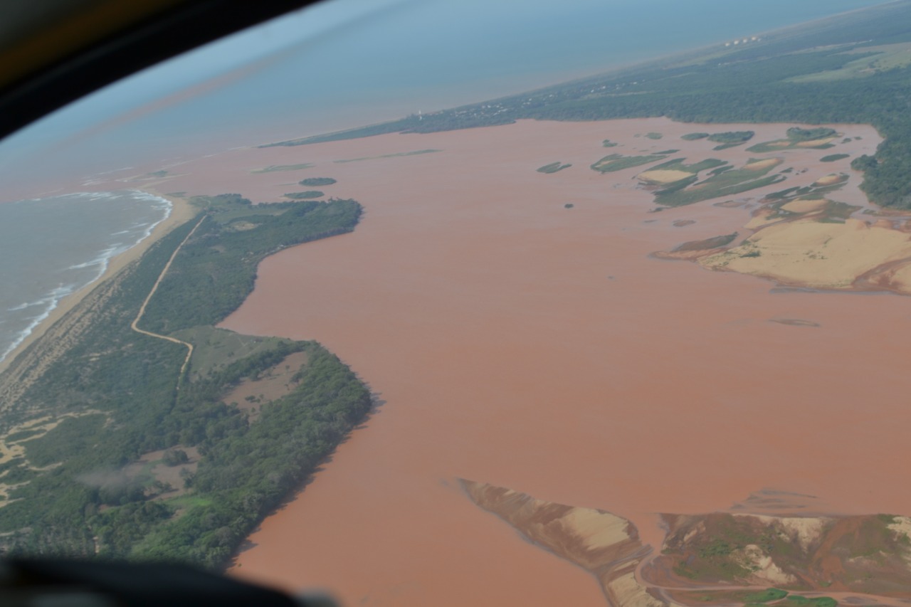 Vista aérea do ponto de coleta, na foz do Rio Doce, MG (acervo professor Caio Rangel)