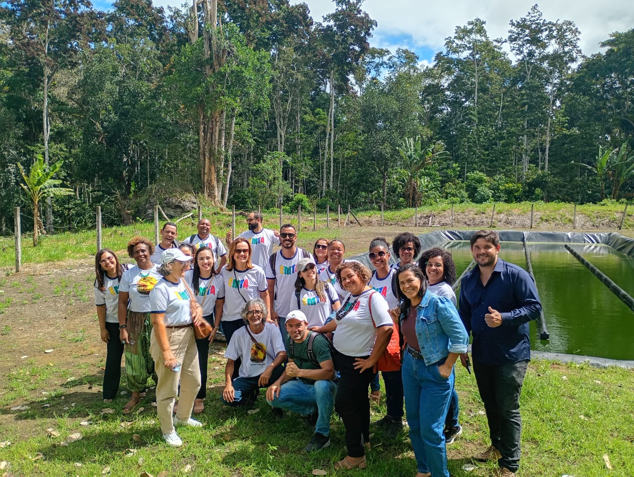 O engenheiro Yuri Amorim (DINFRA) explica aos visitantes sobre o sistema de aproveitamento de água da UFSB (Acervo pessoal Rosângela Cidreira de Jesus) Terceiro registro