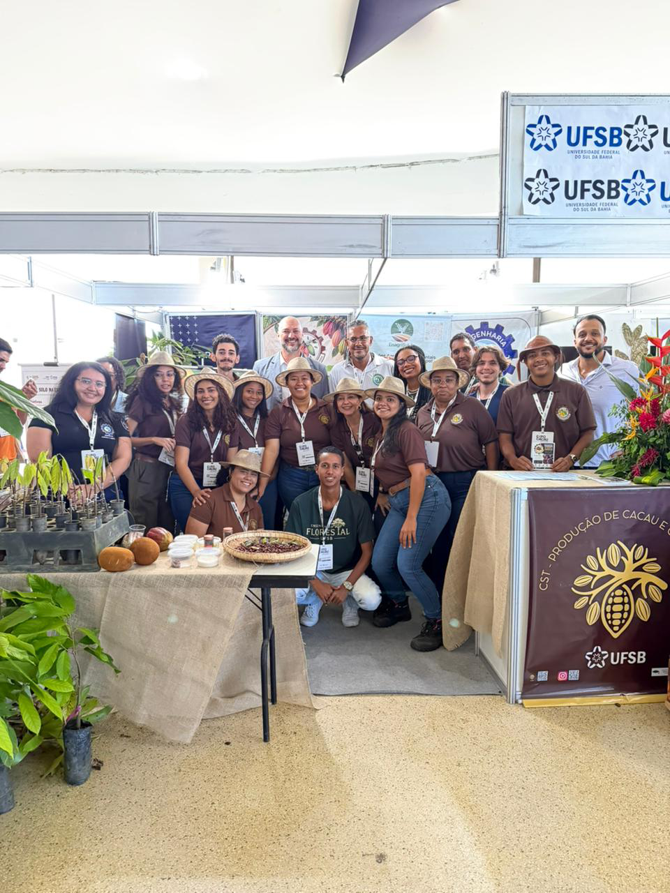 reitor com equipe da ufsb na expocacau 01 27 08 2026 16 21 04
